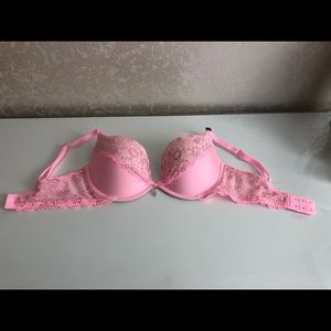 Victoria’s Secret 34D light pink lace bra